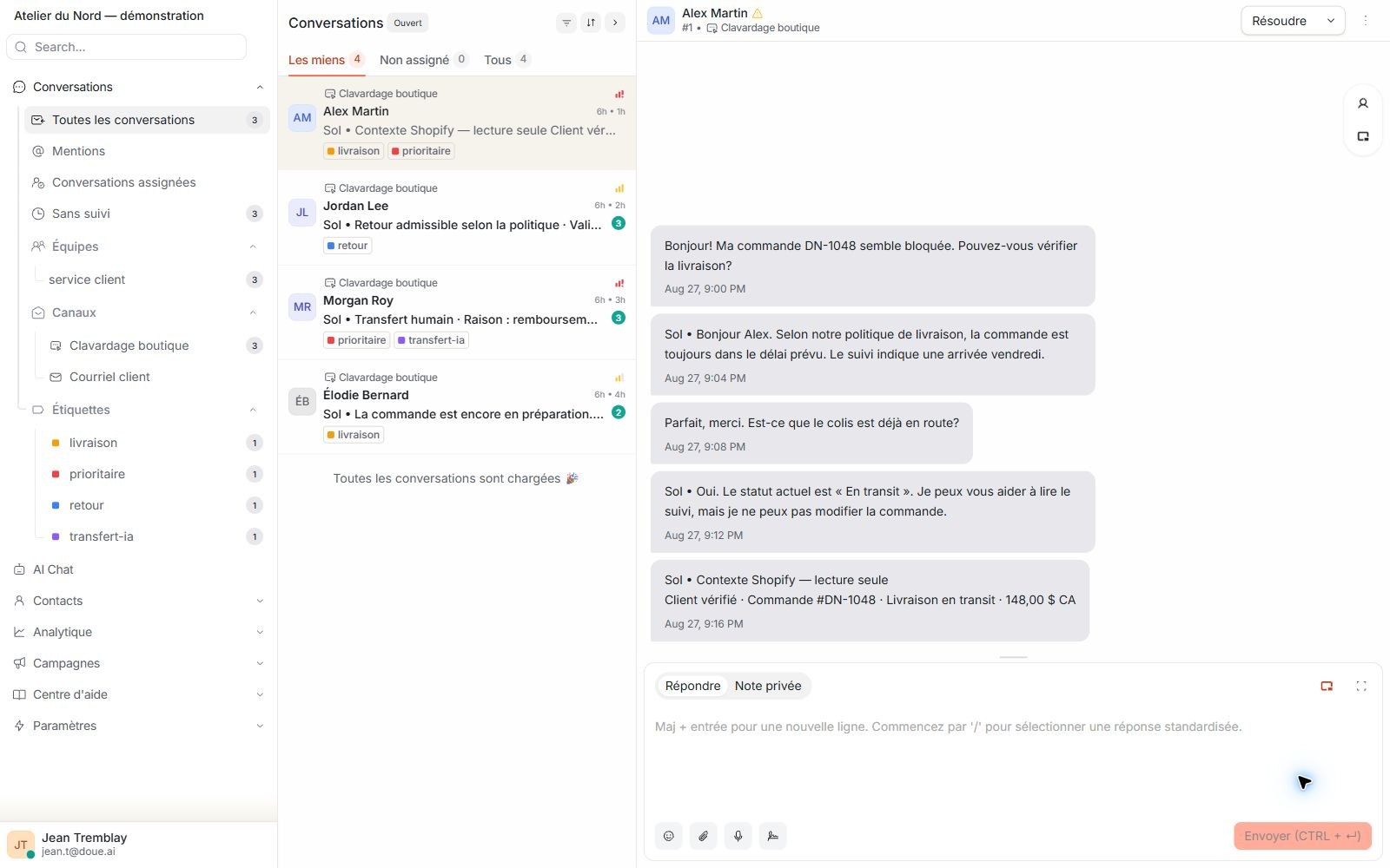 Boîte de réception doue avec une liste de demandes, une conversation synthétique et le panneau de profil client.
